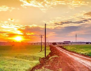 Incrível pôr do sol em uma estrada rural de Cambé