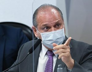 Após tumulto, Aziz encerra CPI e Barros é convocado para novo depoimento