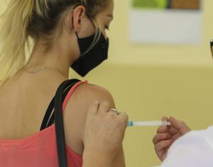 Mutirão vacina mais de 2 mil pessoas com dose bivalente em Londrina