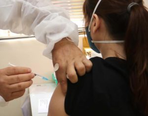 Vacina covid: Londrina reduz intervalo da dose de reforço para 4 meses
