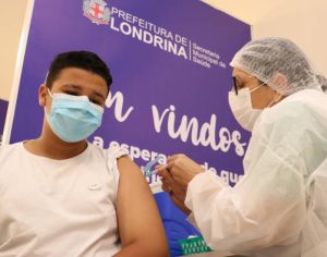 Adolescentes com comorbidades começam a ser vacinados em Londrina