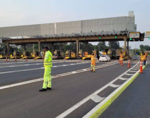 Trabalhadores liberam cancelas de pedágio de Arapongas