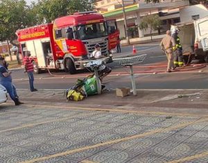 Homem morre após bater veículo contra árvore na Leste-Oeste