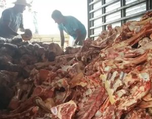 Sem comida, moradores do Rio recorrem a restos de ossos