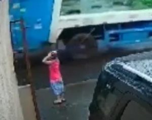 ‘Anjo da guarda’: homem salva criança de ser atropelada em Rolândia; vídeo