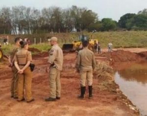 Homem e duas crianças morrem afogados em vala com água de chuva no Paraná