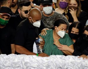 Familiares, famosos e fãs se despedem de Marília Mendonça; cantora e tio são enterrados em Goiânia