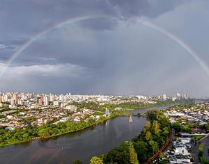Lindo registro do arco-íris após a chuva em Londrina