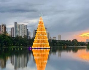 Lindo registro da árvore de natal iluminada no Lago Igapó