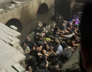 VÍDEO: chão desaba e pessoas caem em rio na abertura do Natal de Joinville