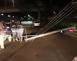 Motociclista bate contra poste e fica gravemente ferido na Dez de Dezembro