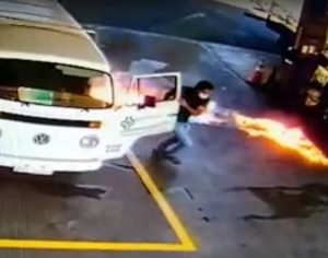 Kombi pega fogo e funcionários controlam incêndio em posto de Cambé