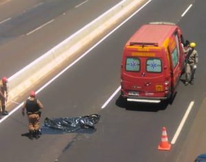 Mulher morre após ser atropelada na PR-445 entre Cambé e Londrina