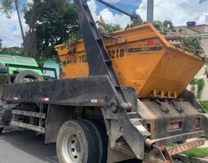 Caminhão quebra, motorista vai consertar e encontra bebê em caçamba de lixo