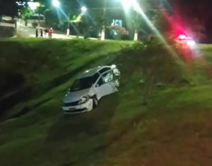 Veículo cai em ribanceira após acidente na Rua Goiás