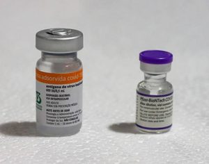 Estudo: duas doses da Coronavac e uma da Pfizer combatem a ômicron