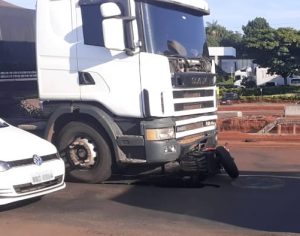 Motociclista de 21 anos morre após ser arrastado por caminhão em Cambé