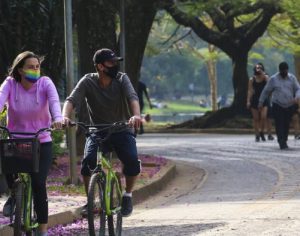 Máscaras não afetam respiração ou trazem risco à prática de exercícios, aponta pesquisa da USP