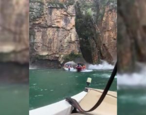 Rocha desaba e atinge barcos de turistas em MG; VÍDEO