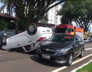 Motorista fica ferida em capotamento de carro no Centro de Londrina