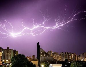 Impressionante imagem da noite chuvosa em Londrina