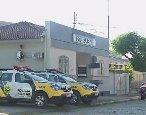 Casal é preso por deixar bebê de 1 ano no carro para curtir praia no Paraná