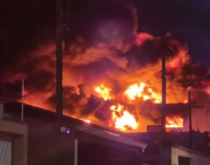 Incêndio atinge recapadora de pneus em Ibiporã; vídeo