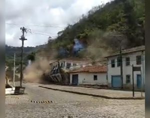 VÍDEO: deslizamento de terra destrói casas em Ouro Preto