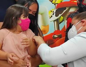 Londrina vacina as primeiras crianças contra o novo coronavírus