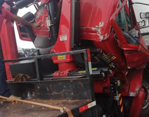 Motorista fica ferido após acidente com três caminhões em Rolândia