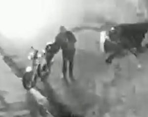 VÍDEO: Motorista atropela vigia e foge sem prestar socorro em Londrina