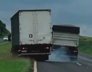 ‘Briga’ de caminhoneiros termina em acidente na PR-986 em Rolândia; vídeo