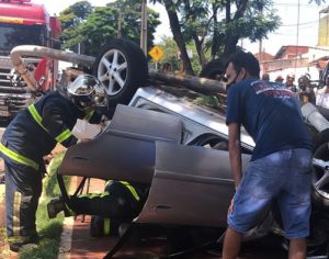 Dois ficam feridos após capotamento de carro em Londrina