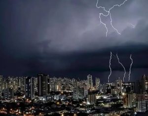 Incrível registro de uma noite chuvosa em Londrina