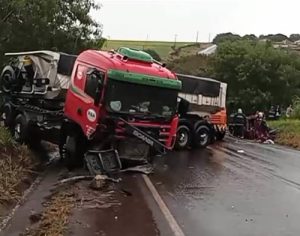 Quatro pessoas morrem em acidente entre carro e caminhão na PR-218