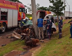 Motorista fica preso às ferragens após grave acidente em Londrina