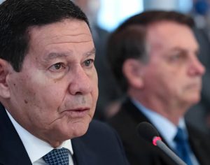 Mourão diz que Bolsonaro entregará faixa presidencial para Lula