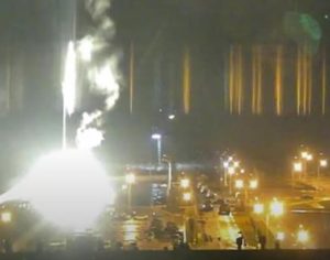Maior usina nuclear da Europa pega fogo após ataque russo