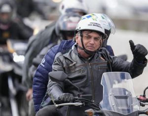 Infectado, Bolsonaro faz passeio de moto e conversa sem máscara com garis