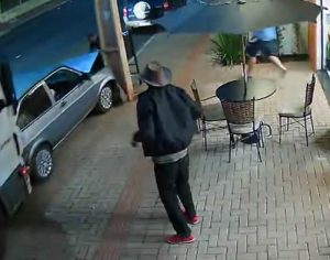 VÍDEO: Caminhão sem freio arrasta carro e moto na região de Londrina