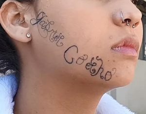Jovem é sequestrada por ex-namorado e tem rosto tatuado com nome dele
