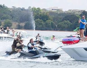 De jet-ski, Bolsonaro participa de ‘lanchaciata’ com apoiadores