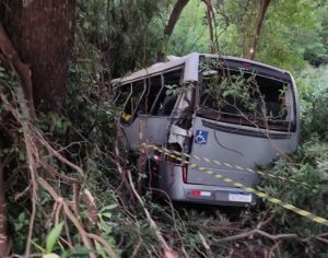 Sete pessoas morrem e 13 ficam feridas em acidente de ônibus no Paraná