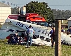 Avião de pequeno porte cai no aeroporto de Arapongas