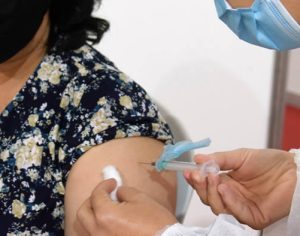 Metade dos paranaenses não atualizou as vacinas contra a covid-19