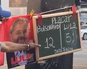 DataToalha: vendedor faz placar de vendas de toalhas de Lula e Bolsonaro em SP