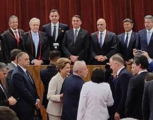 Moraes enaltece urna eletrônica e é aplaudido em posse no TSE