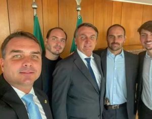 Justiça censura reportagem sobre imóveis comprados pela família Bolsonaro