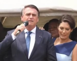 Vídeo: Bolsonaro puxa coro de ‘imbrochável’ para si mesmo em desfile