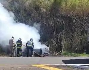 Mulher morre e homem fica ferido após carro pegar fogo em Londrina
